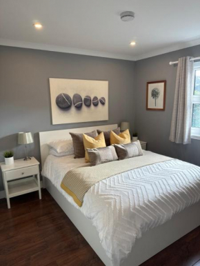 Holly Lodge - 2 x Kingsize bedrooms with private entrance and free parking-new shower room